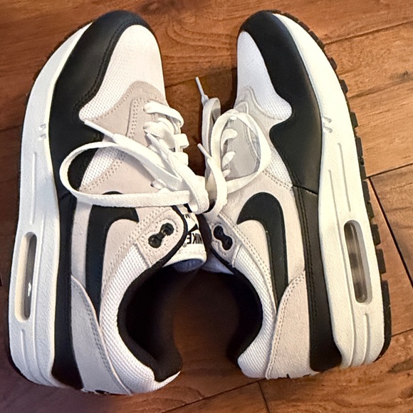 Nike White and Black Running Sneaker - Swoosh Accent - Picture 6 of 7